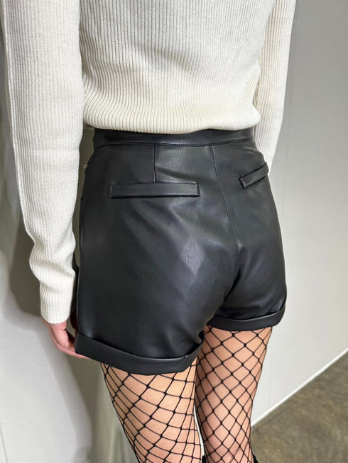 ダブルジップフェイクレザーショートパンツ